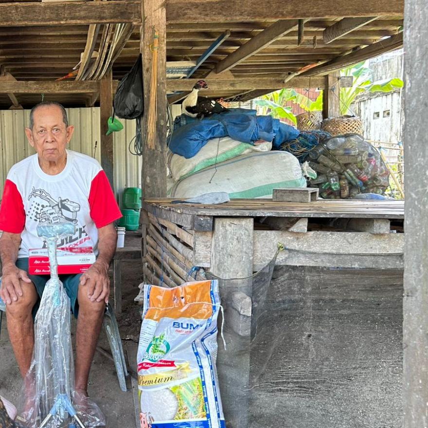 Dinsos P2KBP3A Salurkan Bantuan Adaptif dan Kebutuhan Pokok untuk Lansia di Desa Pantai Timur